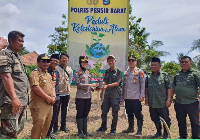 Demi Menjaga Keseimbangan Kelestarian Alam, Polres Pesibar Laksanakan Tanam Pohon