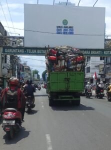 Bahayakan Pengendara, Truk ODOL Pengangkut Sampah Bebas Beroperasi di Bandar Lampung