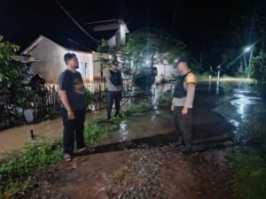 Bhabinkamtibmas Polsek Simpang Pematang Melakukan Patroli Dan Sambang Ke Masyarakat Antisipasi Dampak Banjir Pasca Hujan Lebat