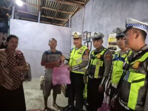 Wujud Keperdulian Sat Lantas Polres Mesuji Sebagai Salah Satu Perwujudan Bentuk Keperdulian Kepada Masyarakat Yang Kurang Mampu