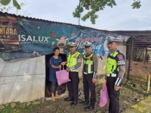 Sat Lantas Polres Mesuji Bagikan Sembako Dalam Program Jumat Berkah