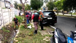 Kelurahan Perumnas Way Halim Gelar Pembersihan Drainase untuk Cegah Banjir