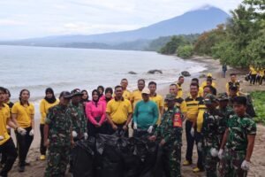Polres Tanggamus Gandeng TNI, Pemda dan Relawan Gelar Korve Massal di Dua Pantai Wisata Unggulan
