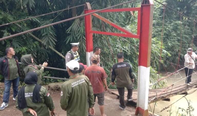Sat Lantas Polres Tanggamus Identifikasi Kecelakaan Angdes Terjun ke Sungai