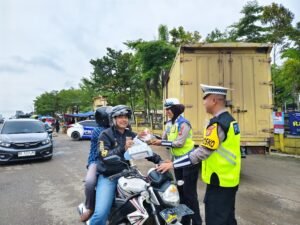 Sat Lantas Polres Mesuji Bagikan 50 Kotak Nasi dalam Program Jumat Berkah