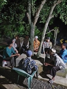 Patroli Siskamling Dini Hari, Polsek Tulang Bawang Tengah Jaga Situasi Tetap Kondusif