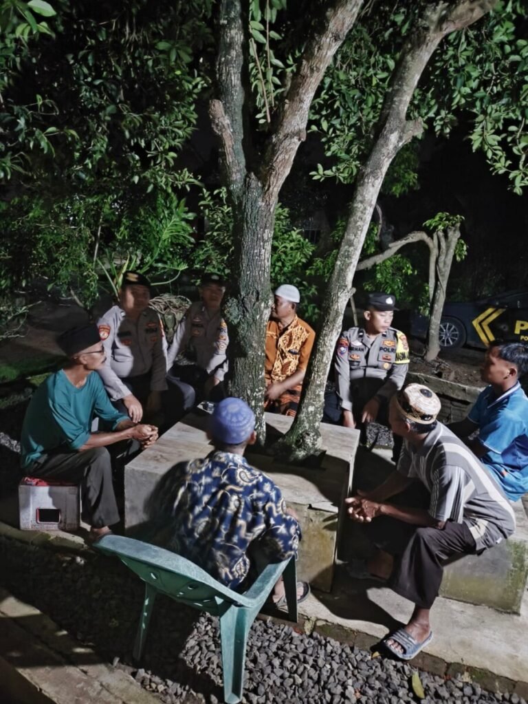 Patroli Siskamling Dini Hari, Polsek Tulang Bawang Tengah Jaga Situasi Tetap Kondusif