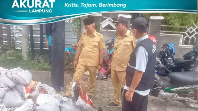 Dua Kelurahan Berkolaborasi Bersihkan Drainase Jalan Sultan Agung