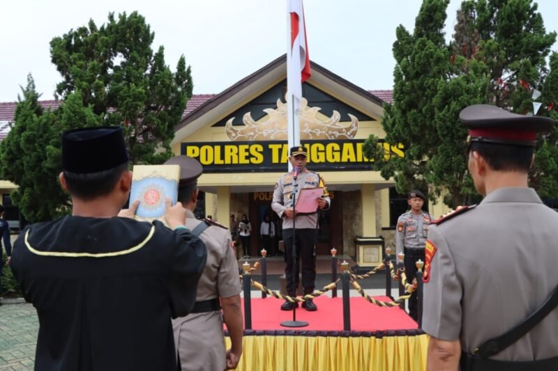 Kapolres Tanggamus Pimpin Sertijab Kapolsek Pulau Panggung dan Kenaikan Pangkat Pengabdian Personel