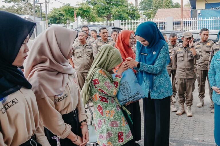Bakti Sosial Ramadan, TP PKK Provinsi Lampung Salurkan Ratusan Paket Sembako ‎