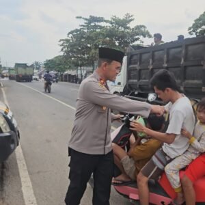 Kapolsek Simpang Pematang Bersama Anggota Dan Bhayangkari Bagikan 150 Takjil ke Masyarakat