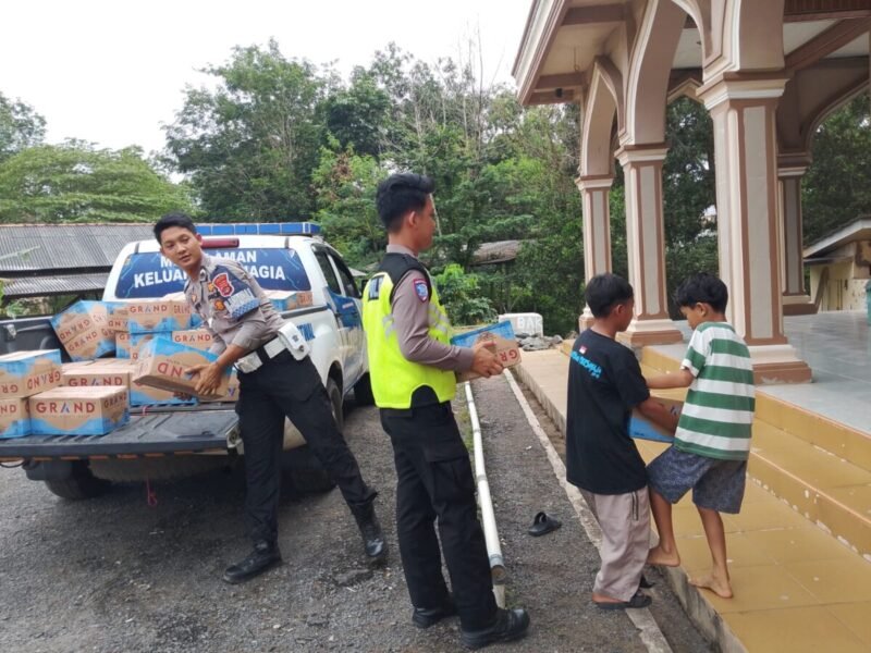 Jajaran Sat Lantas Polres Mesuji Gelar Tasi Berkah, Bagikan 50 Dus Air Mineral Ke Masjid Di Simpang Pematang