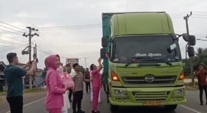 Kapolres Mesuji Bersama Bhayangkari Cabang Mesuji Dan Tokoh Agama Bagikan Takjil kepada Warga