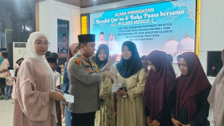 Kapolres Mesuji Berikan Santunan Kepada 30 Anak Yatim Di Acara Peringatan Nuzulul Qur’an Dan Buka Bersama
