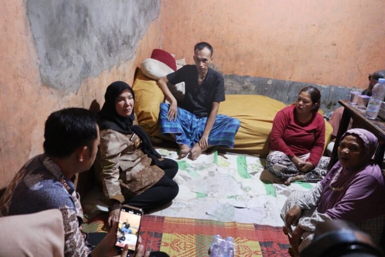 Eva Dwiana Salurkan Santunan Rp10 Juta kepada Keluarga Bocah Korban Banjir