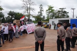 Pengamanan Humanis, Polres Lampung Tengah Kawal Aksi Unras Damai di PT Angel Yeast Terbanggi Besar