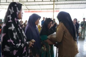 Wali Kota Eva Dwiana Salurkan Bantuan Beras bagi KPM Jelang Lebaran