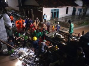 Hujan Kembali Mengguyur Bandar Lampung, Satgas Gabungan Bergerak Cepat Bantu Warga