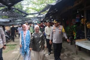 Kapolres Bersama Bupati Mesuji Sidak Dan Cek Harga Bahan Pokok di Pasar Simpang Pematang Jelang Idul Fitri 1447 H