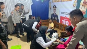 Petugas Pospam Baruna Panjang Beri Pertolongan Pertama Korban Kecelakaan