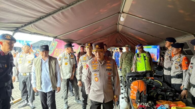 Kapolri Tinjau Kesiapan Posko Siaga SAR Satgas Tanggap Bencana Brimob Polda Lampung di Pelabuhan Bakauheni