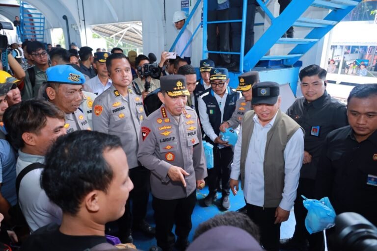 Kapolri Tinjau Arus Balik Mudik di Pelabuhan Bakauheni, Pastikan Peljalanan Aman dan Pelayanan Optimal