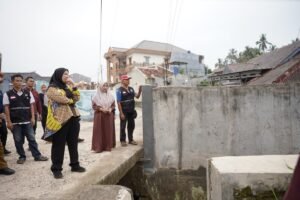 Eva Dwiana Tinjau Aliran Sungai dan Gorong-Gorong di Perumahan Pujangga Alam