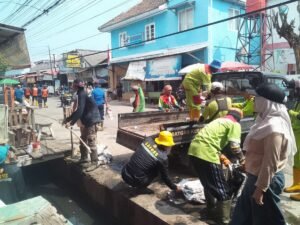 Meski Libur, Satgas Gabungan Bandar Lampung Terus Melakukan Normalisasi Drainase