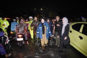 Eva Dwiana Turun Lapangan Pasca Hujan, Pastikan Percepat Normalisasi Sungai ‎