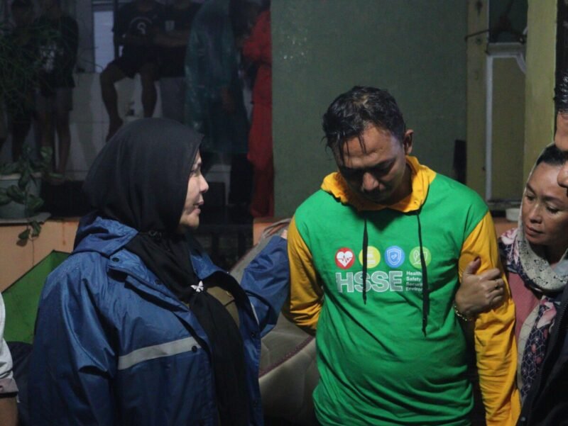 Eva Dwiana Kunjungi Rumah Warga Terbawa Arus Sungai, Berikan Sejumlah Bantuan  ‎