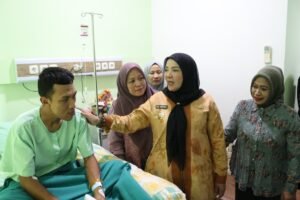 ‎Walikota Bandar Lampung Kunjungi Pegawai BPBD yang Mengalami Kecelakaan Kerja