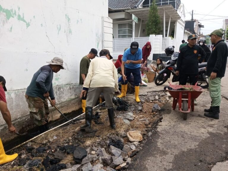 Pemkot Bandar Lampung Gelar Aksi Bersih Drainase Serentak Guna Antisipasi Cuaca Ekstrem