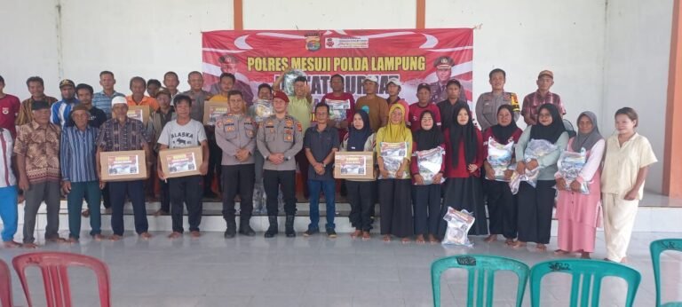 Polres Mesuji Gelar Jumat Curhat Serta Salurkan Bantuan Sembako Kepada Warga Wiralaga II