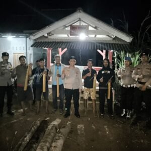 Optimalkan Keamanan Desa, Kapolsek Simpang Pematang Cek Pos Kamling Dan Serahkan Kentongan