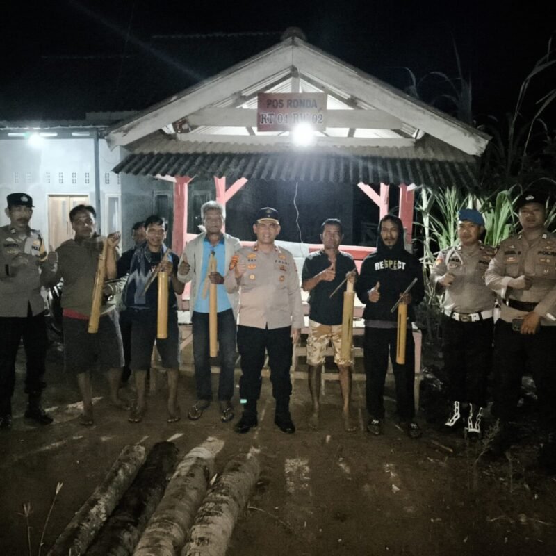 Optimalkan Keamanan Desa, Kapolsek Simpang Pematang Cek Pos Kamling Dan Serahkan Kentongan