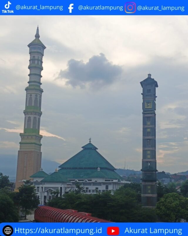 Satu Megah, Satu Terlupakan: Kisah Dua Menara di Masjid Agung Al-Furqon