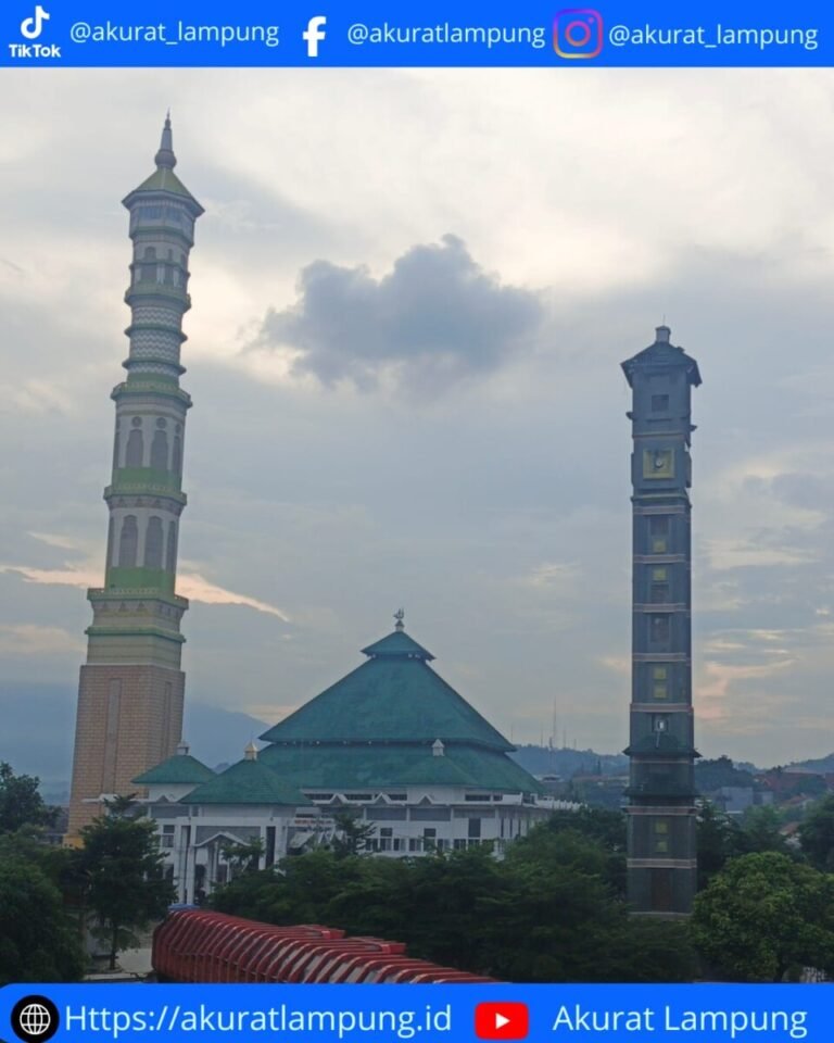 Satu Megah, Satu Terlupakan: Kisah Dua Menara di Masjid Agung Al-Furqon