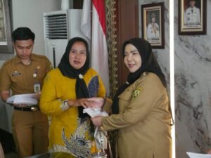 Eva Dwiana Salurkan Bantuan Pengobatan, Bencana, dan Santunan Kematian
