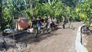 SATGAS TMMD KE-128 KODIM 0424/TANGGAMUS KEBUT PENGERASAN JALAN PENGHUBUNG TIGA PEKON