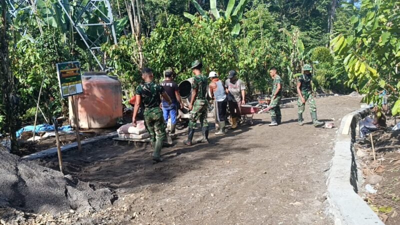SATGAS TMMD KE-128 KODIM 0424/TANGGAMUS KEBUT PENGERASAN JALAN PENGHUBUNG TIGA PEKON