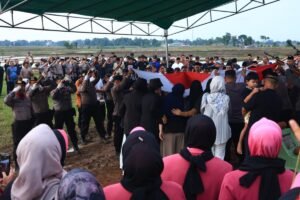 Polda Lampung Berduka: Kapolda Hadiri Upacara Pemakaman Bripka Anumerta Arya Supena yang Gugur Dalam Tugas