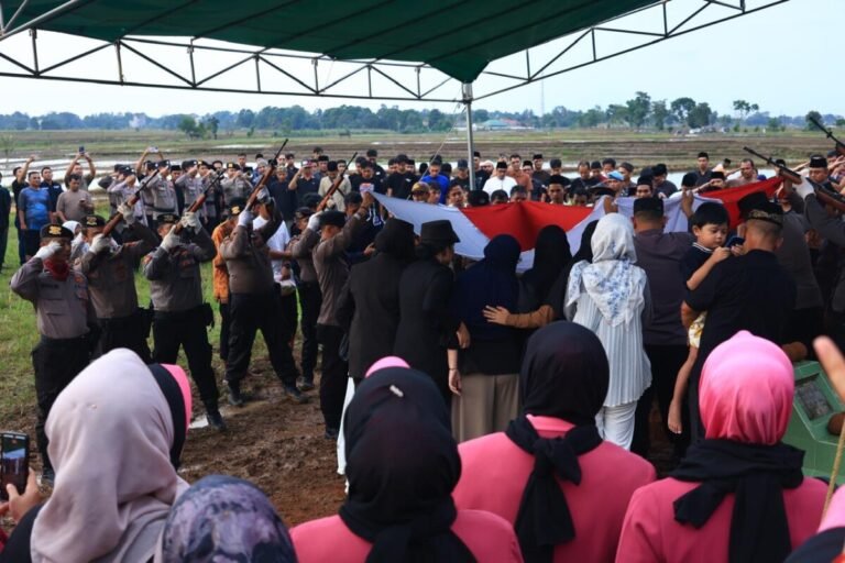 Polda Lampung Berduka: Kapolda Hadiri Upacara Pemakaman Bripka Anumerta Arya Supena yang Gugur Dalam Tugas