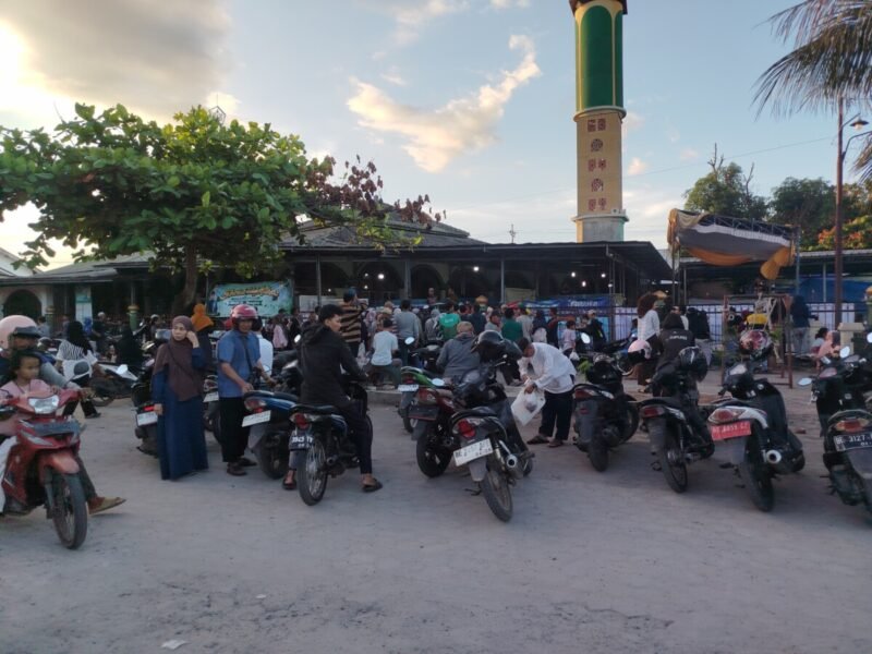 Warga Keluhkan Lambatnya Pembagian Daging Kurban di Masjid Al Muhajirin