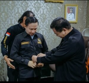 Pendekar Banten Silat dan Seni Debus Surosowan Lampung Sematkan Baju Kebesaran Kepada Sekda Marindo Sebagai Dewan Pembina