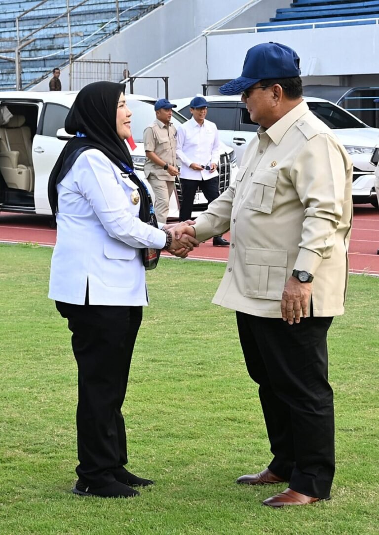 Walikota Bunda Eva Sambut Kedatangan Presiden Prabowo ‎