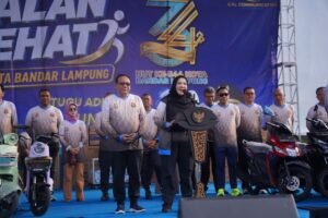 Ribuan Warga Padati Tugu Adipura, Wali Kota Eva Dwiana Buka Jalan Sehat HUT ke-344 Bandar Lampung