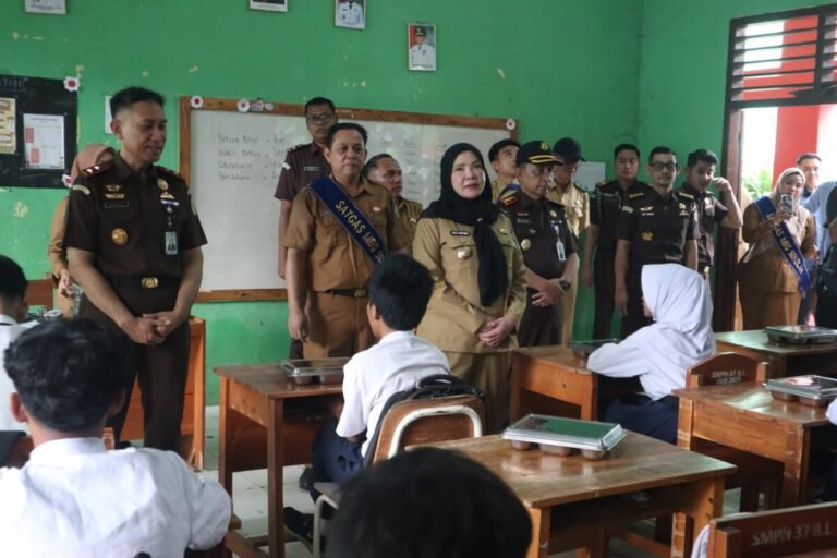 Wali Kota Eva Dwiana Dampingi Kajati Lampung Tinjau Program Makan Bergizi Gratis di Bandar Lampung