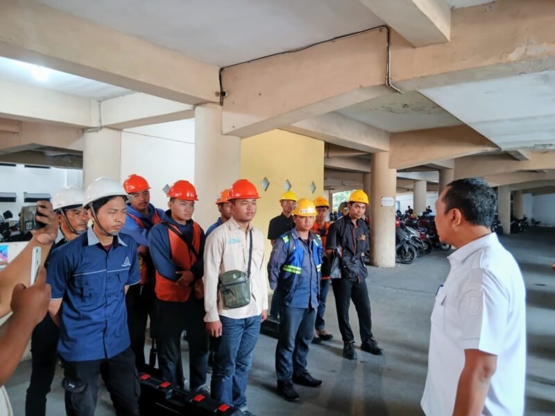 Wujudkan Kota Lebih Rapi dan Nyaman, Disperkim Bandar Lampung Bergerak Tertibkan Kabel Provider Semrawut