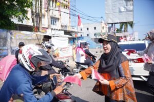 Sambut Hari Kemerdekaan, Eva Dwiana Bagikan 10 Ribu Bendera Merah Putih ke Warga ‎