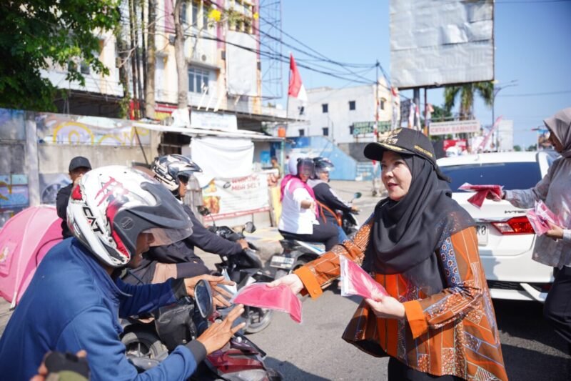 Sambut Hari Kemerdekaan, Eva Dwiana Bagikan 10 Ribu Bendera Merah Putih ke Warga ‎